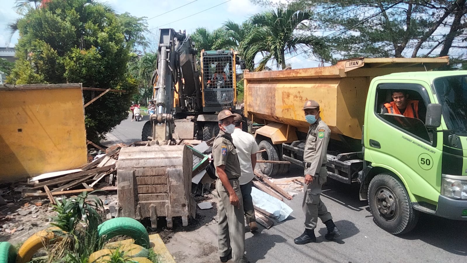 Penertiban Pos kamling, di jln ngumban Surbakti simpang jalan bunga terompet kel. Sempakata Kecamatan Medan selayang